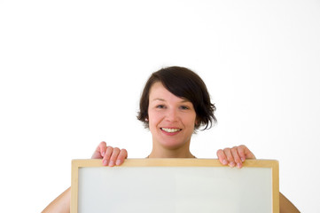 Junge Frau mit Schild