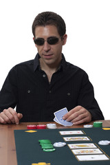 Joueur de poker avec des lunettes noires