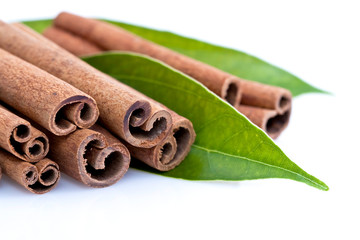 Bâtons et feuilles de cannelle