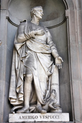 Fototapeta na wymiar Amerigo Vespucci posąg w Galerii Uffizi, Florencja