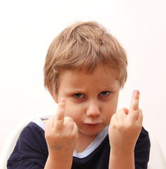 Kind zeigt Stinkefinger