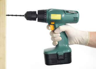 mano di uomo che impugna il  trapano