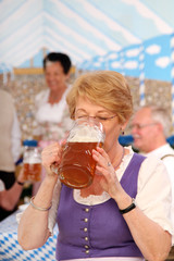 Seniorin mit Maßkrug