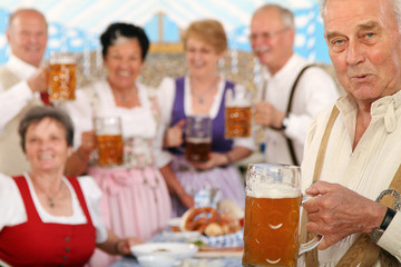 Senioren im Bierzelt
