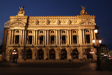 Fototapeta na wymiar Opéra Garnier w Paryżu 2