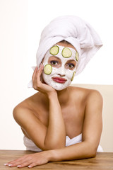Frau mit Gesichtsmaske 240910-1