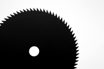 lame de scie circulaire noire sur fond blanc