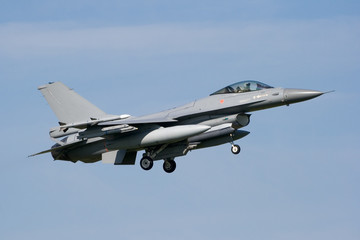 Fototapeta na wymiar Myśliwiec odrzutowy F-16