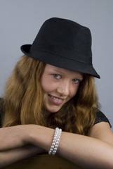 Teenager mit Hut