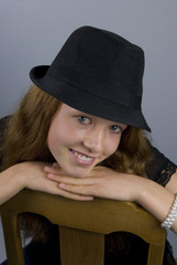 Teenager mit Hut