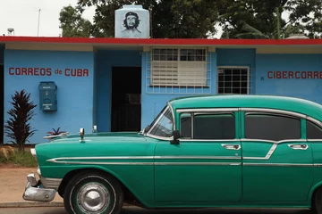 Papier Peint photo Voitures anciennes cubaines Poste Cubaine de Vinales - Cuba