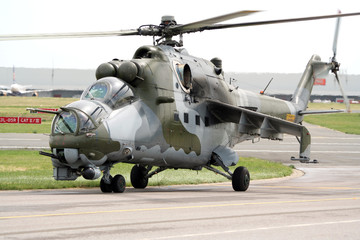 Fototapeta na wymiar Mi-24 Hind śmigłowca szturmowego