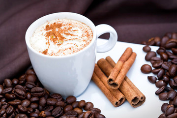 Cappuccino et bâtons de cannelle