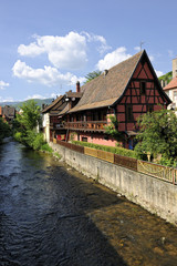 Fototapeta na wymiar Domy Alzacji podszewka rzeki Weiss Kaysersberg