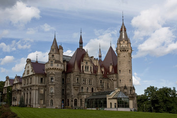Fototapeta na wymiar zamek z 99 wieżami i wieżyczkami