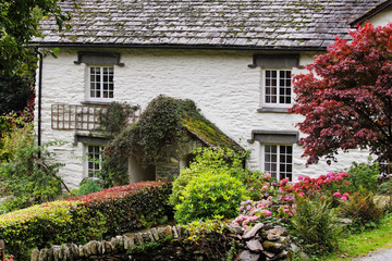 Traditional English Rural Cottage in early Aurumn © Chris Lofty