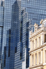 Altes Geb&auml;ude vor Moderer Fasade