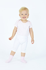 kleinkind_stehend_freisteller