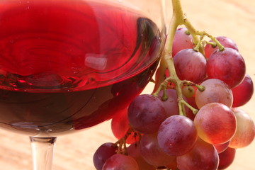 vin rouge et grappe de raisin