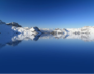 Fototapeta na wymiar lac de montagne à très haute altitude sous la neige