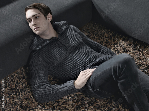 "liegender junger Mann" Stockfotos und lizenzfreie Bilder