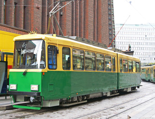 Fototapeta na wymiar Zielony tramwaj na ulicy w Sztokholmie, Szwecja
