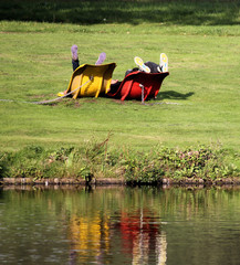 spielende kinder auf liegen am see