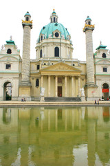 Fototapeta na wymiar The Church on Karlplatz in Vienna
