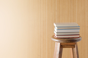 積み上げた本とスツール