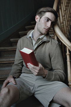 junger Mann mit Buch