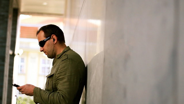 Fototapeta Mężczyzna w okularach przeciwsłonecznych słucha muzyka, dolly strzał