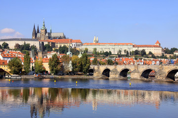 Fototapeta na wymiar Jesień w Pradze gotyckiego zamku z Mostu Karola