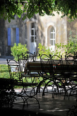 table et ombre dans gite provencal