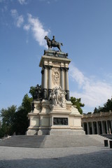 Fototapeta na wymiar Monumento Alfonso XII - El Retiro