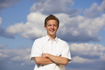 lächelnder blonder Teenager