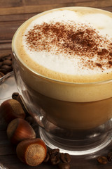 cappuccino mit schokopulver und haselnüssen