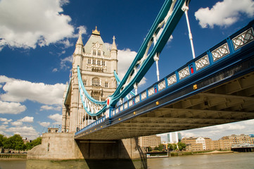 London Brücke Ufer flanieren Menschen Touristen