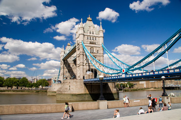 London Brücke Ufer flanieren Menschen Touristen Bayside