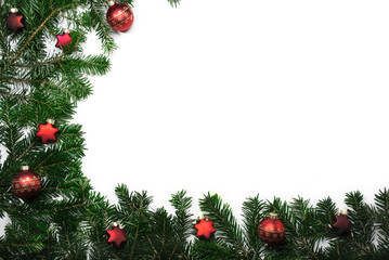 Rahmen aus Tannenzweigen mit roten Christbaumkugeln