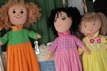 stoffpuppen als souvenier in griechischen bergdorf