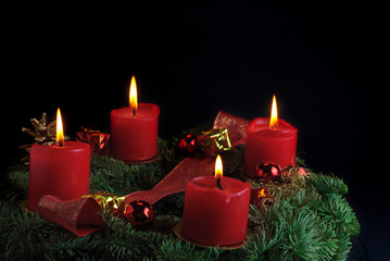 Adventskranz vor schwarzem Hintergrund