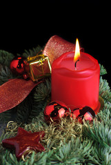 Adventskranz vor schwarzem Hintergrund