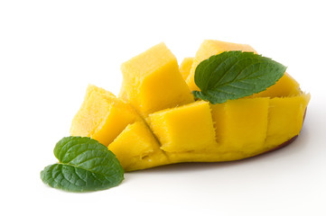 Halbierte Mango und Zitronenmelisse