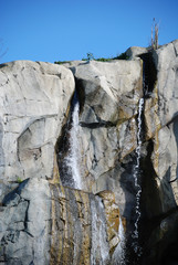 cascata tra le roccie