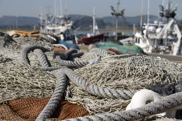 Redes de pescador y barco