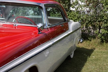 Obraz na płótnie Canvas gros plan sur voiture ancienne rouge et blanche