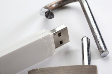 USB Stick mit einem kaputten T&uuml;rschloss