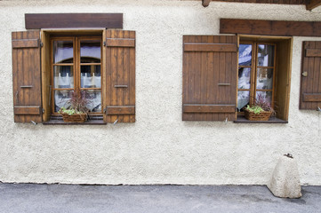 Fototapeta na wymiar Fasada domu w miejscowości Le Praz