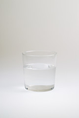 Vaso de agua en fondo blanco