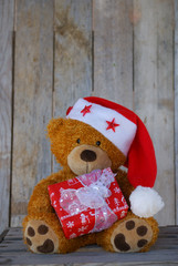 petit ourson de Noël et son cadeau